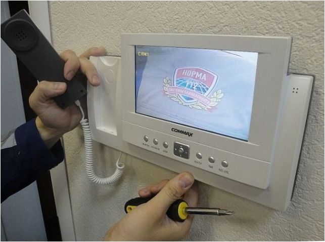A monitor felszerelése