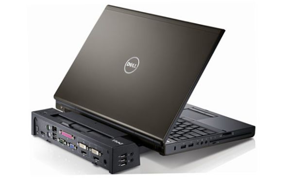 Dokkolóállomáshoz csatlakoztatott laptop