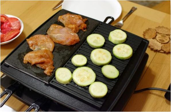 Zöldség és csirke a raclette grillen