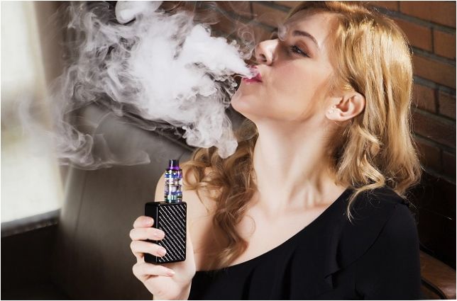 Egy lány szívja a vape-t