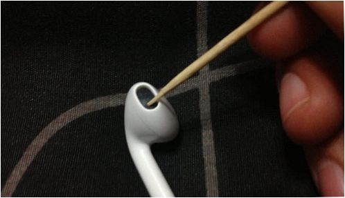 Apple EarPods tisztítása fogpiszkálóval