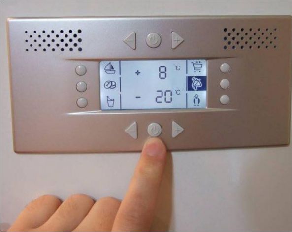 Elektronikus kijelző a hűtőszekrényben