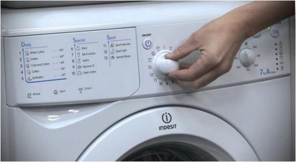 Egy Indesit mosógép panelje
