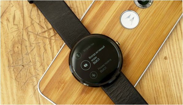 Az óra a Motorola telefonján