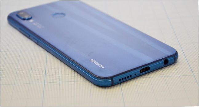 A Huawei P20 Lite alsó széle