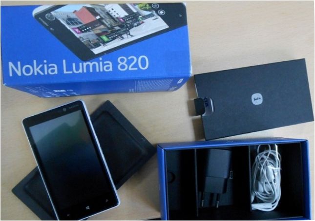 Nokia Lumia 820 csomag