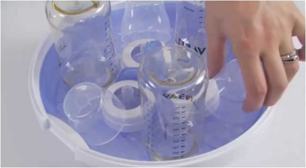 A palackok kicsomagolása a sterilizálóban